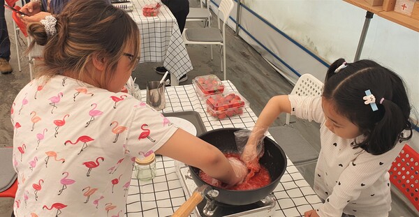 아이들이 아침애 딸기 농장에서 딸기잼 만들기 체험을 하고 있는 모습(사진제공=용인시)