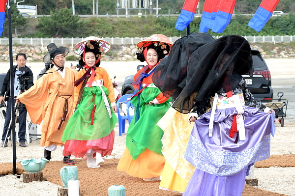 [포토] 선재도 목섬 풀등(모랫길)서 열린 전통혼례·궁중가채패션쇼 ‘눈길’