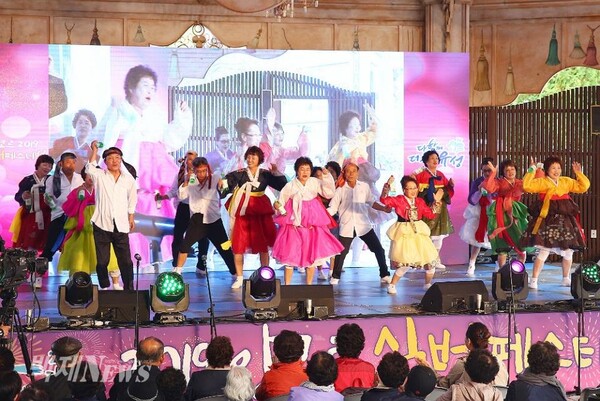 대전 유성구는 14일 두드림공연장에서 '청춘은 지금 바로'란 주제로 '제3회 실버페스티벌'를 개최한다.  사진=2019년 1회 축제장면