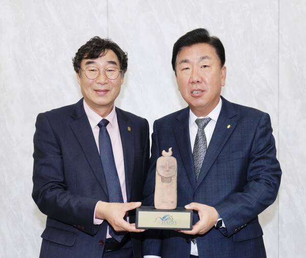이범석 청주시장, 충북주거복지 사회적협동조합 ‘공로패’ 받아 < 충북 < 전국 < 기사본문 - 내외뉴스통신 이범석 청주시장, 충북주거복지... 