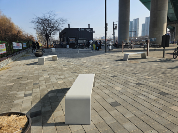 삼표그룹은 초고성능 콘크리트로 제작한 업사이클링 벤치 6개를 서울시 성동구에 기부했다. 사진은 용비쉼터에 벤치가 설치되어 있는 모습 (사진=삼표그룹 제공)