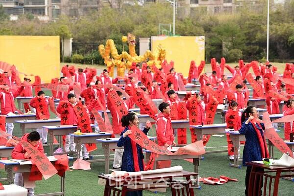 [사진] 中 장시 초등학교, 춘련 쓰기 행사 열려