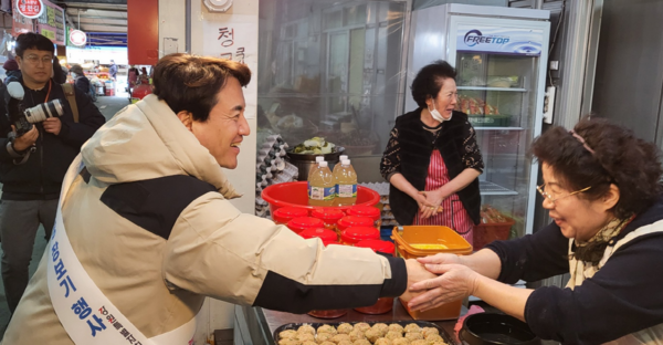 김진태 강원도지사가 전통시장 장보기행사에 참석한 모습