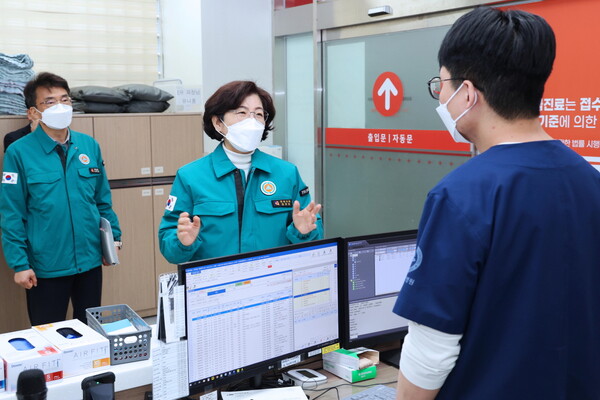 김보라 시장이 관내 응급실을 찾아 의료진을 격려했다.(사진제공=안성시) 