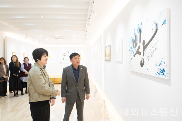 윤창철 의장이 의정갤러리에서 작품을 보며 작가와 대화를 나누고 있다.[사진/양주시의회 제공]