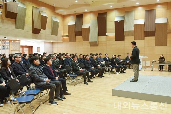 김동근 시장이 3월 8일 시청 대강당에서 개최된 ‘3월 미래가치 공유의 날’에서 전략회의의 필요성에 대해 발표하고 있다.[사진제공/의정부시]