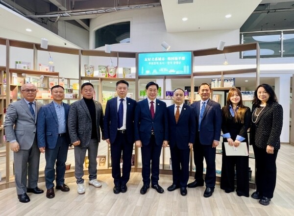 중국을 방문중인 양평군청 대표단과 기업대표들이 지난 26일 조장시 라이브커머스센터에 관내 기업 7곳의 제품을 전시하고 개막식에 참석했다