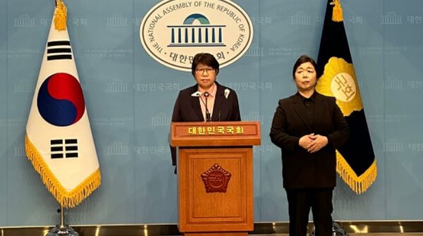 김성해 전 연수구의회 의장의 기자회견 장면