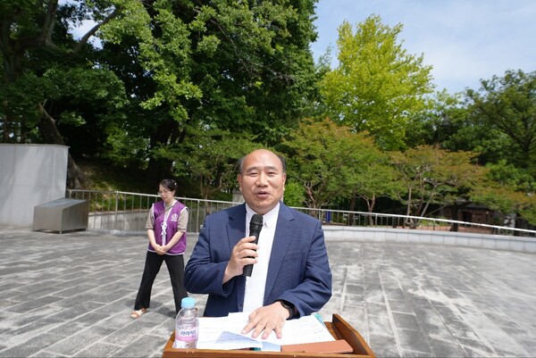 ▲ (사)세계평화여성연합 광주전남지부는 21일 광주공원 현충탑에서 ‘2024 호국보훈의 달 기념 호국영령 참배식 및 봉사활동’을 실시한 가운데 조창언 상임고문이 격려사를 하고 있다(사진제공=(사)세계평화여성연합 광주전남지부)