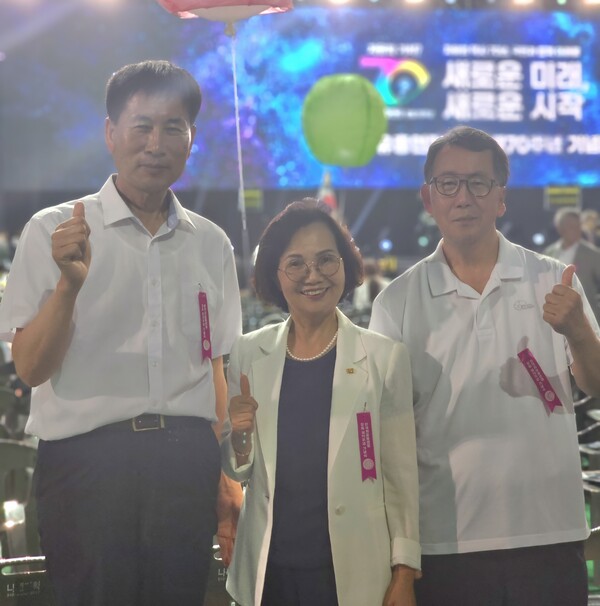 ▲'한국자유총연맹 창립 제70주년 기념식'에 참석한 이보은 대한장례지도사협회 회장은 인천세종병원 장례식장을 운영하고 있으며, 지난 6월 27일에는 2024년 호국보훈의 달을 맞아 개최된 정부 포상식에서 국가유공자 예우 증진을 통하여 국가 사회 발전에 이바지한 공로가 크게 인정되어 대한민국 헌법에 따라 국민훈장 동백장을 받았다.사진 좌측부터 사)한국경찰유족회 김논선 사무총장, 이보은 대표, 사)한국경찰유족회 오승기 회장.(사진=nbn뉴스 인천지사)