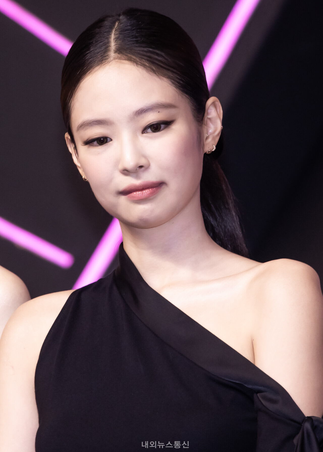 [포토] 블랙핑크(BLACK PINK) 제니 진지한 표정 < 연예 < 연예... 기사본문 - 내외뉴스통신 [포토]  블랙핑크(BLACK PINK) 제니 진지한 표정