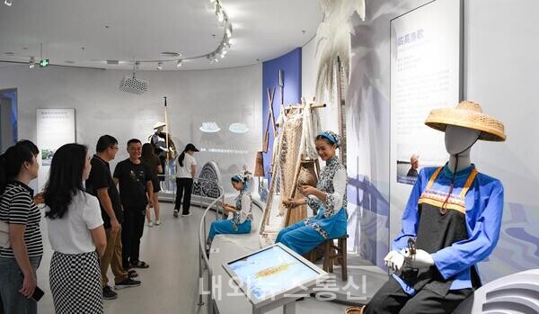 [사진] 中 하이난, 무형문화유산 전시품 살펴보는 관람객
