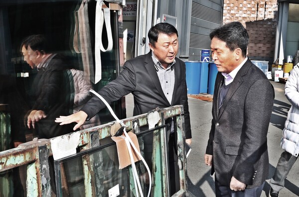▲(오른쪽부터) 신병대 부시장, 김정환 동일유리㈜ 대표 (사진=청주시)