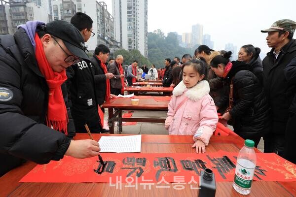 [사진] 中 각지, 춘절 앞두고 '춘련 쓰기' 행사 개최