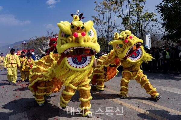 [사진] 용등회서 사자춤 추는 사람들