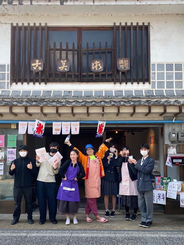 막걸리 사업 시작 계기된 된 첫 벚꽃축제에서 손님들과 함께.