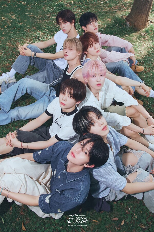 8TURN(에잇턴), 새 싱글 'Electric Heart : 찬란하게 빛날' 콘셉트 포토 공개 < 연예 < 연예·스포츠 < 기사본문 - 내외뉴스통신