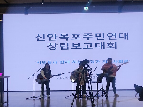 ▲공명선거, 무안반도 통합, 가거도 방파제 부실공사 비리 의혹에 대한 진상규명을 요구하는 신안 목포 주민연대가 22일 목포서 공식 출범했다(사진=장천석 기자)