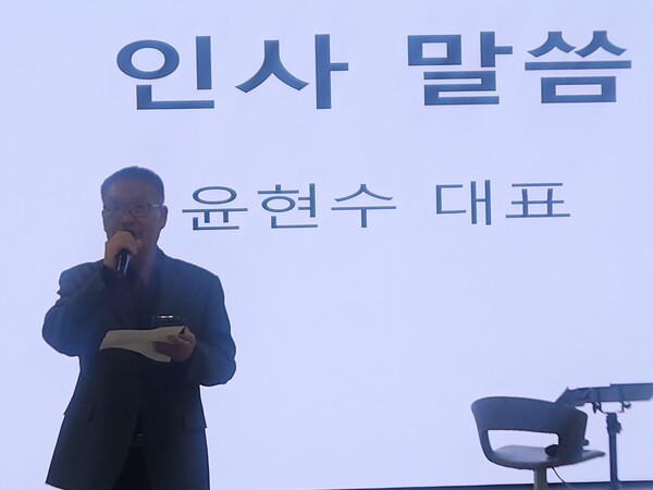 ▲공명선거, 무안반도 통합, 가거도 방파제 부실공사 비리 의혹에 대한 진상규명을 요구하는 신안 목포 주민연대가 22일 목포서 공식 출범한 가운데 윤현수 회장이 인사말을 하고있다(사진=김승이 기자)